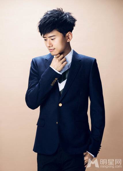 明星张杰帅气西装写真图片