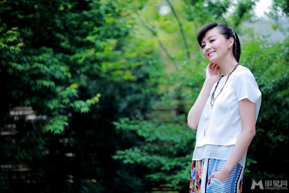 明星戴娇倩的图片尽显俏皮可爱