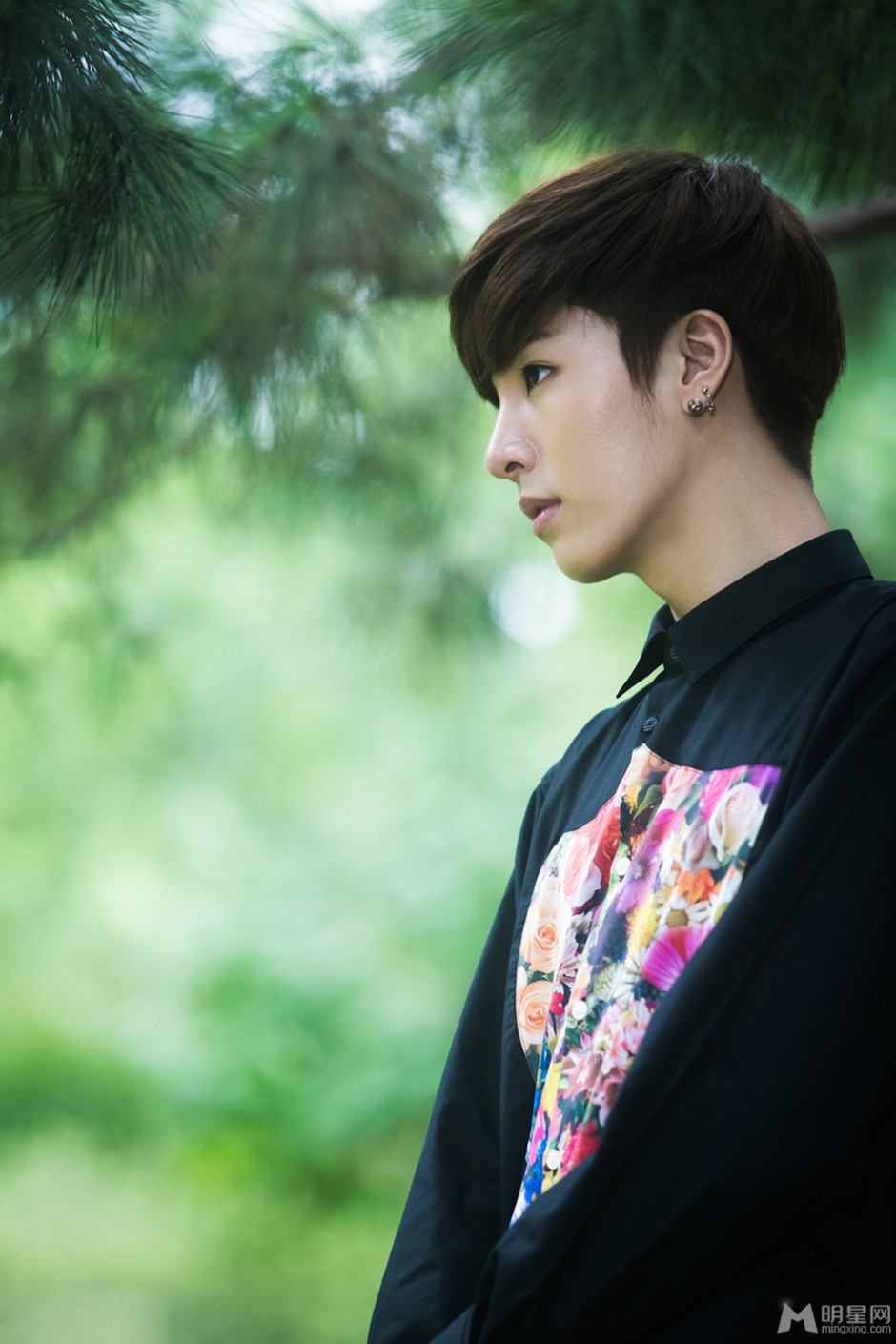 韩国演员鲁敏宇户外阳光帅气写真