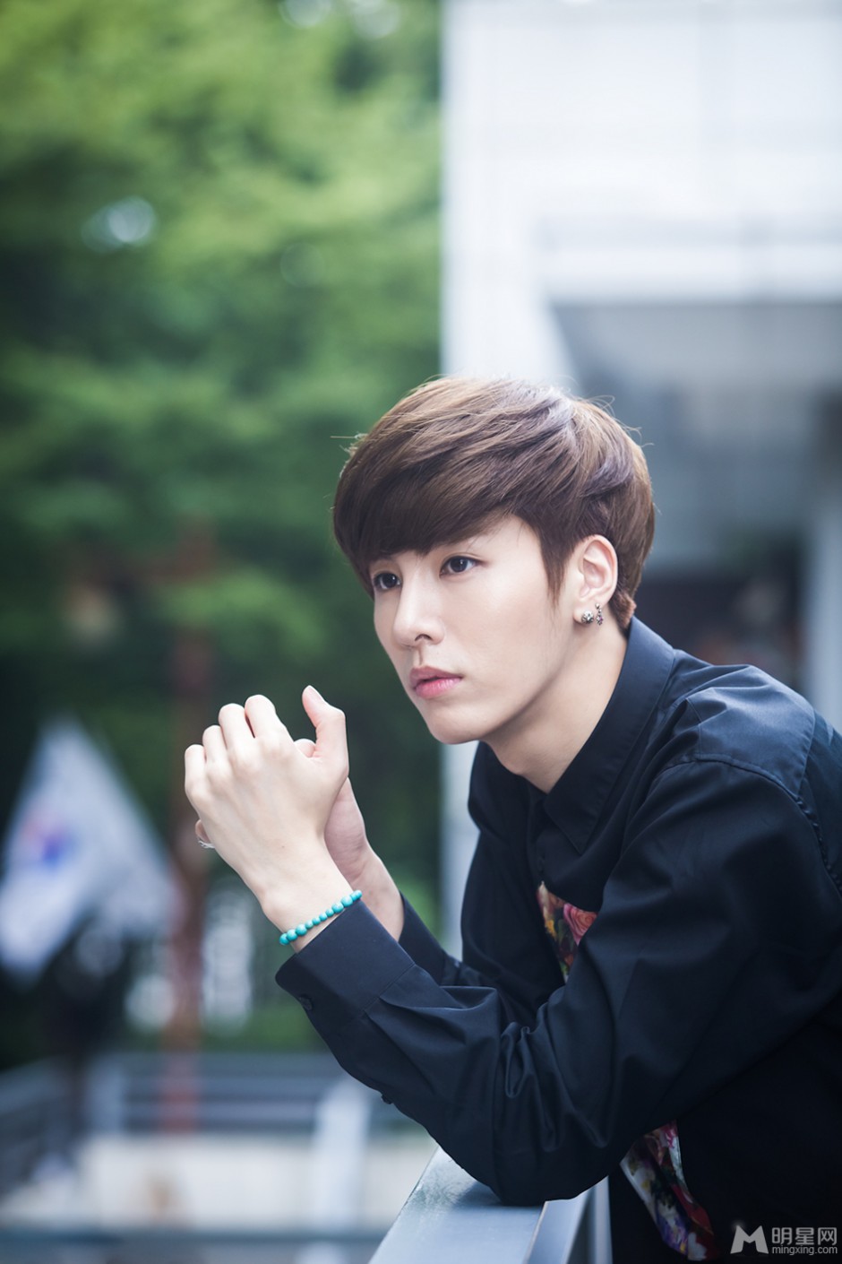 韩国演员鲁敏宇户外阳光帅气写真