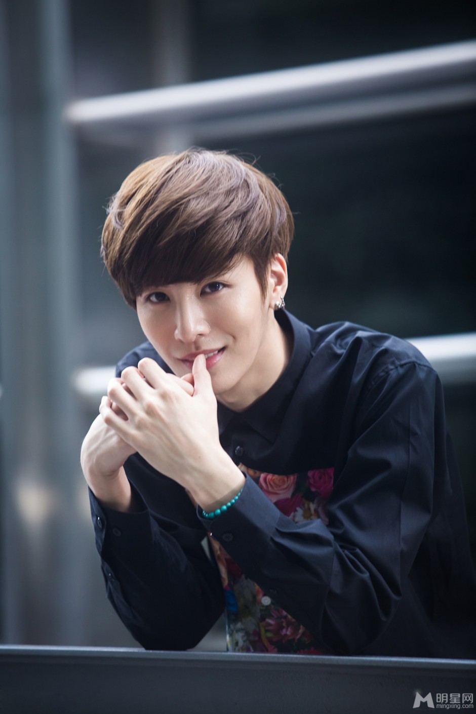 韩国演员鲁敏宇户外阳光帅气写真