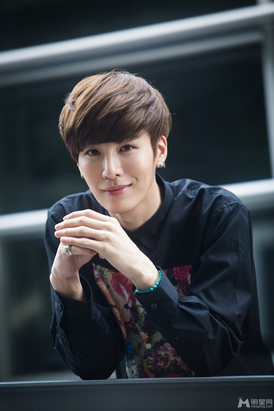 韩国演员鲁敏宇户外阳光帅气写真