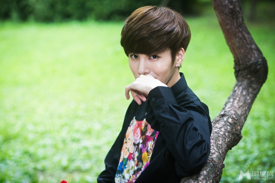 韩国演员鲁敏宇户外阳光帅气写真