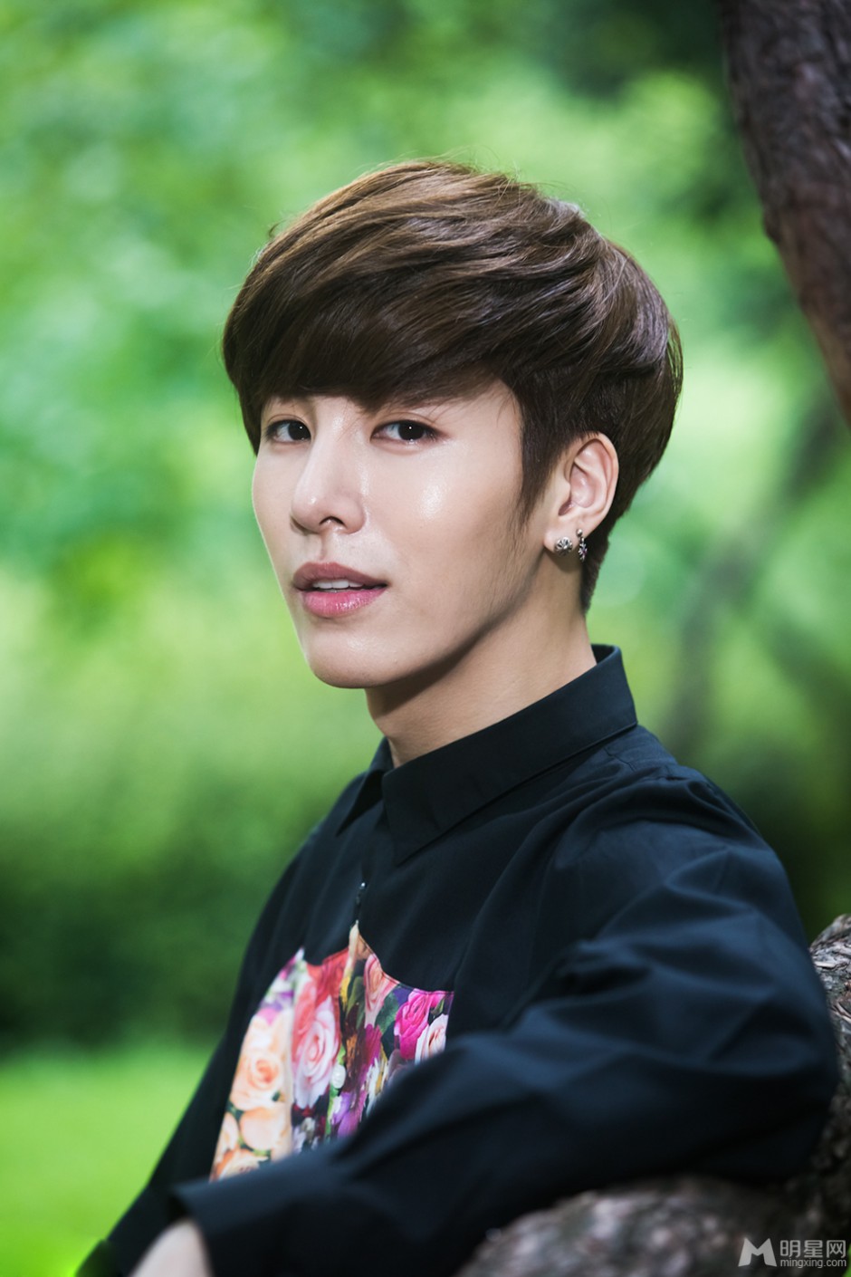 韩国演员鲁敏宇户外阳光帅气写真