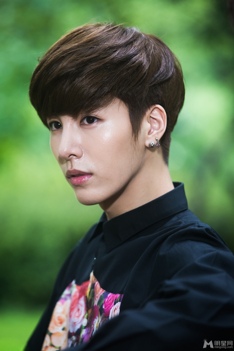 韩国演员鲁敏宇户外阳光帅气写真