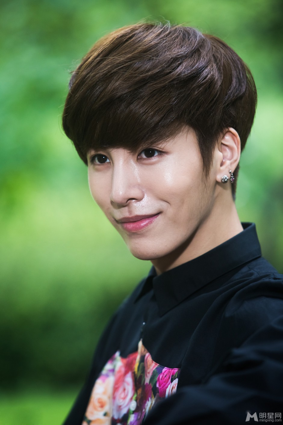 韩国演员鲁敏宇户外阳光帅气写真