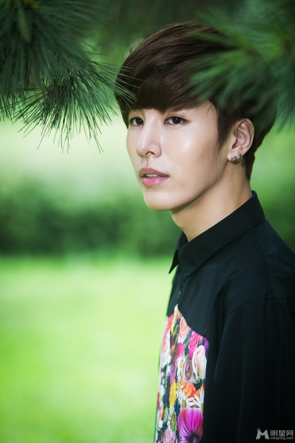 韩国演员鲁敏宇户外阳光帅气写真