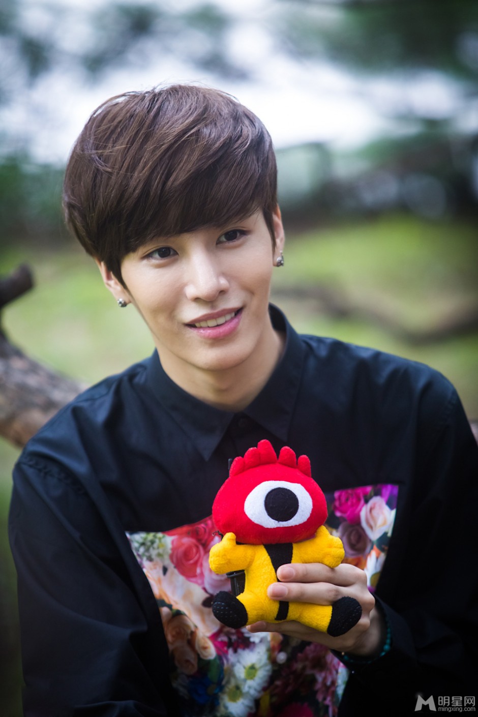 韩国演员鲁敏宇户外阳光帅气写真