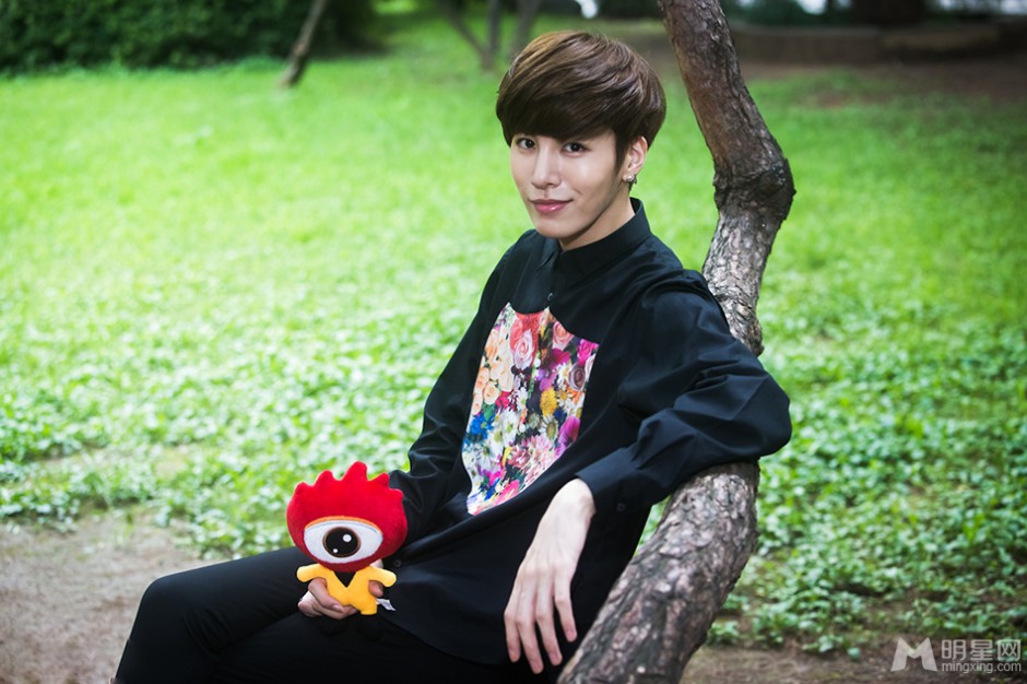 韩国演员鲁敏宇户外阳光帅气写真