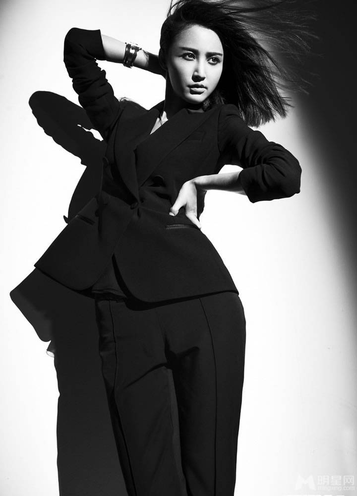 影视明星张歆艺眼神犀利尽显女王范