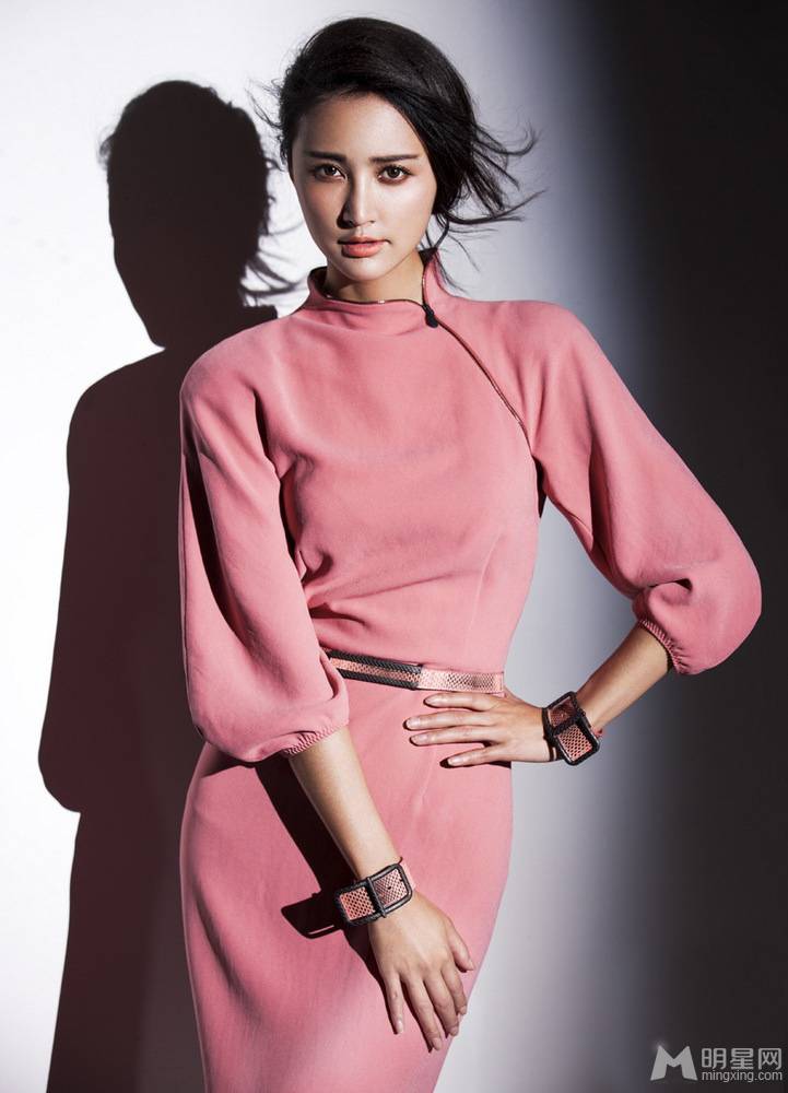 影视明星张歆艺眼神犀利尽显女王范