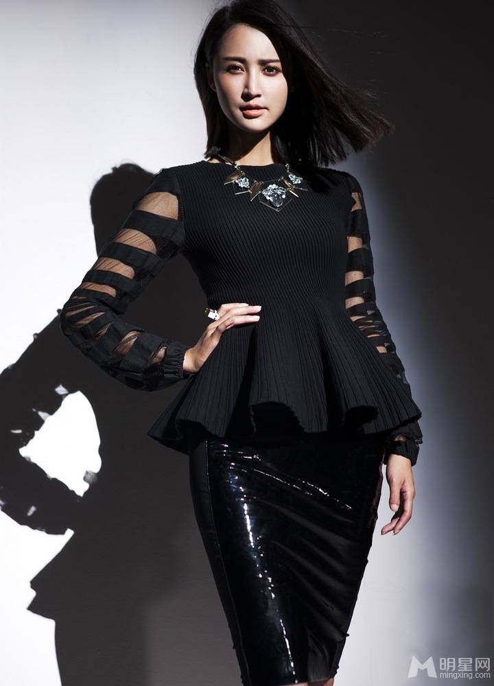 影视明星张歆艺眼神犀利尽显女王范