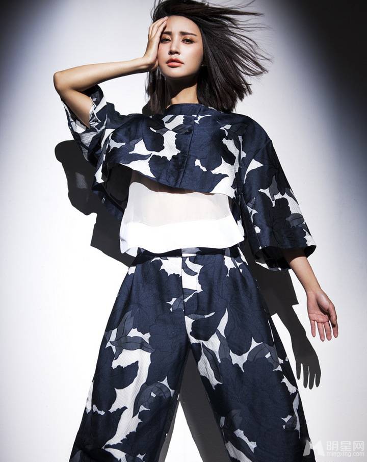 影视明星张歆艺眼神犀利尽显女王范