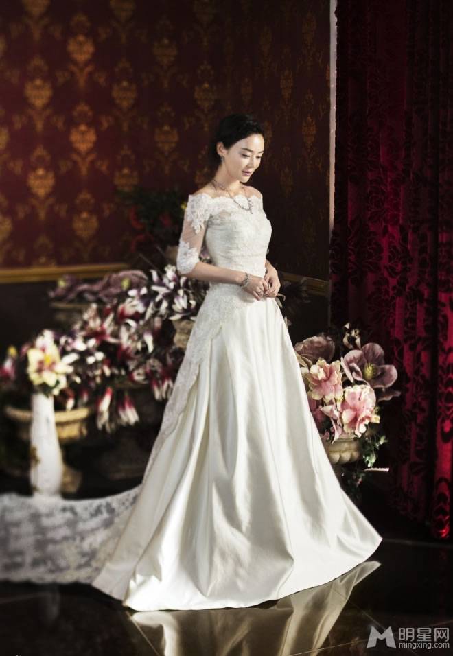 袁姗姗婚纱照图片似待嫁新娘