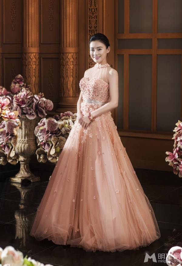 袁姗姗婚纱照图片似待嫁新娘