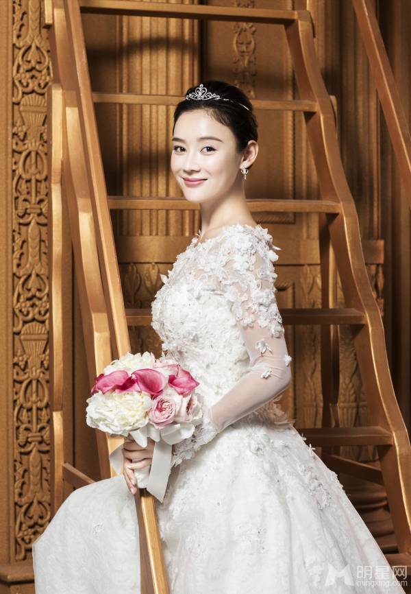 袁姗姗婚纱照图片似待嫁新娘