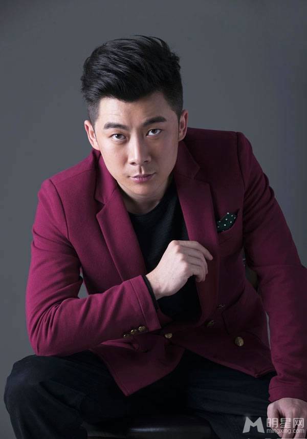 芈月传演员曹征红色西服帅气写真