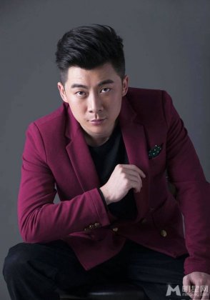 芈月传演员曹征红色西服帅气写真