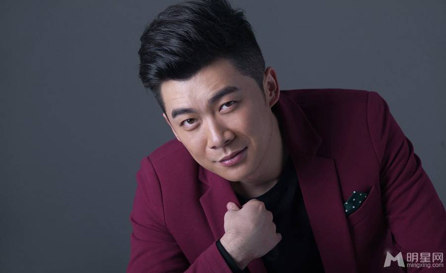 芈月传演员曹征红色西服帅气写真