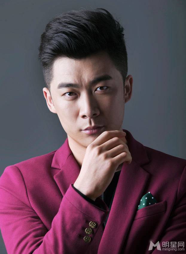 芈月传演员曹征红色西服帅气写真