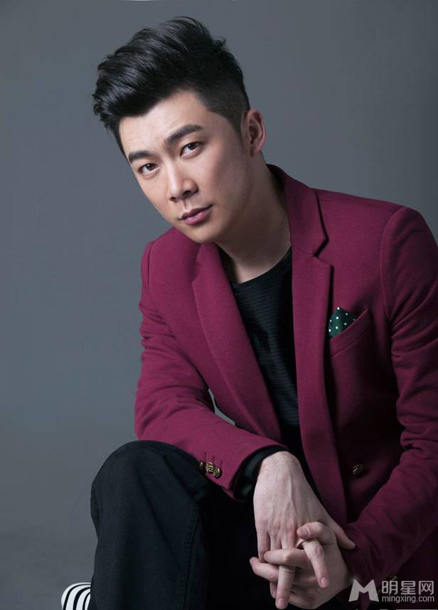 芈月传演员曹征红色西服帅气写真