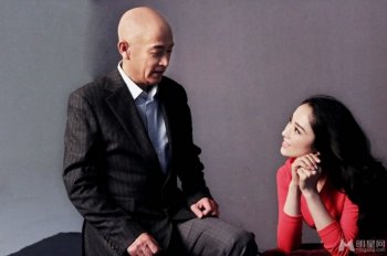 影视演员董璇携父亲拍写真父女情深