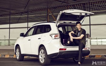 内地演员张铎携爱车拍旅行大片