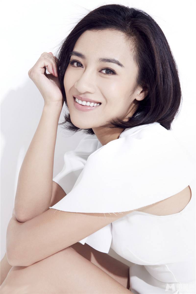 中国知性女演员曾培白色主题写真