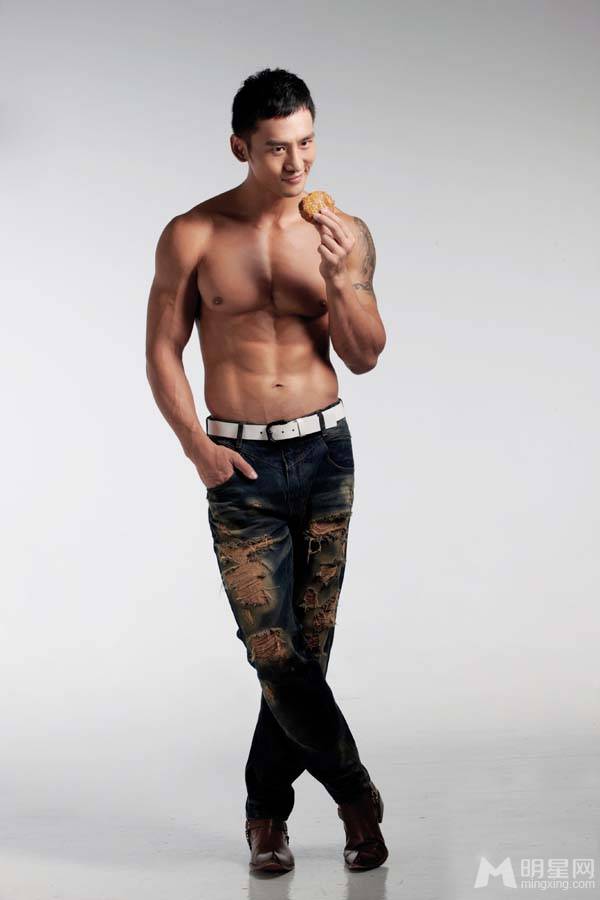 性感肌肉男神顾又铭彰显都市型男魅力