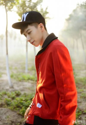 中国90后男歌手帅哥尽显青春活力