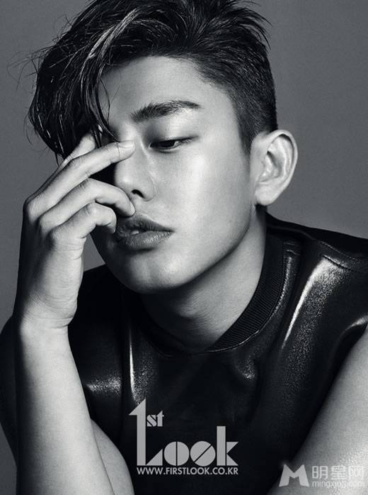 韩国男星刘亚仁黑白帅气写真
