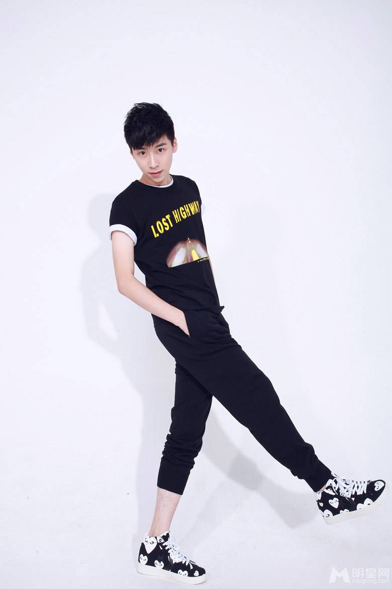 中国90后男歌手帅哥尽显青春活力