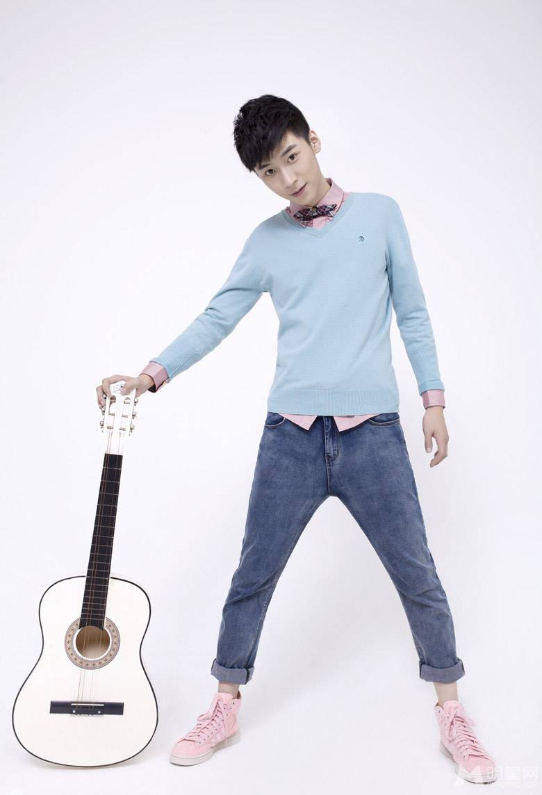 中国90后男歌手帅哥尽显青春活力