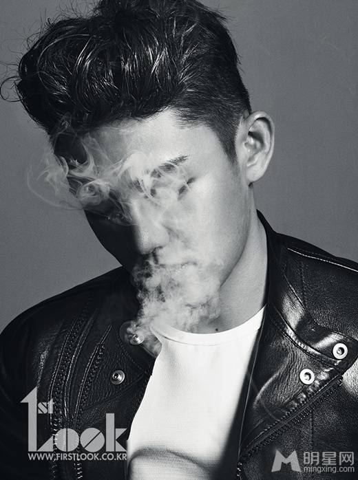 韩国男星刘亚仁黑白帅气写真