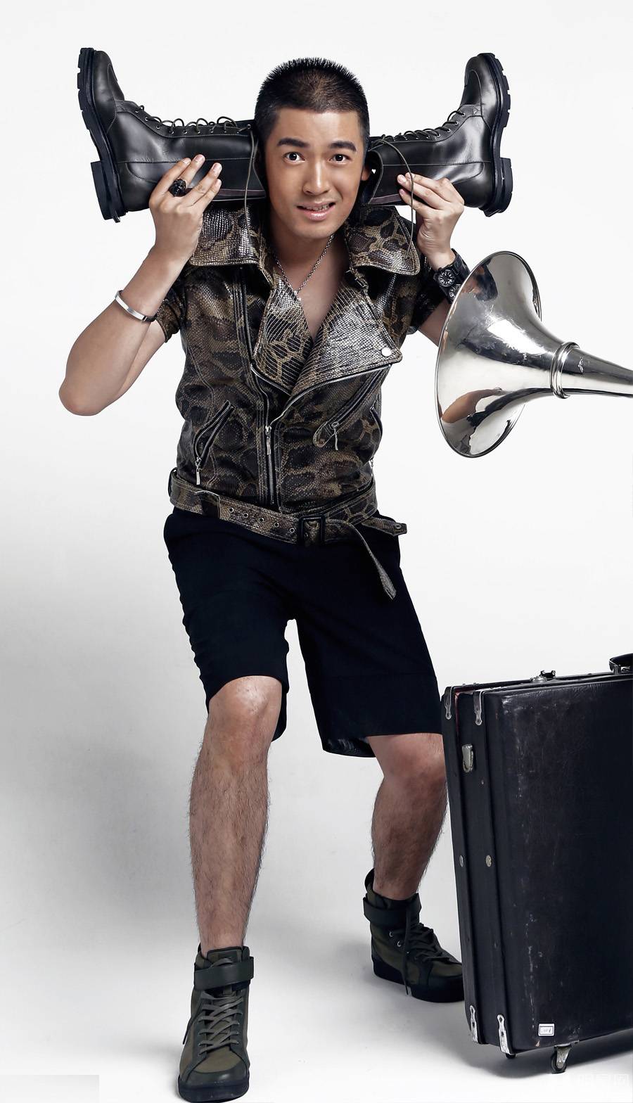 影视演员张博硬汉造型帅气出镜