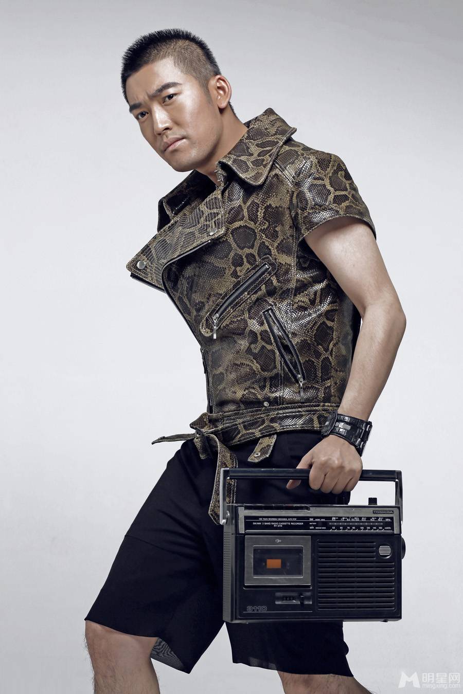 影视演员张博硬汉造型帅气出镜