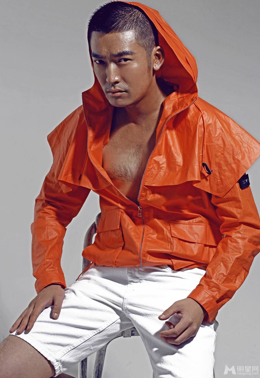 影视演员张博硬汉造型帅气出镜