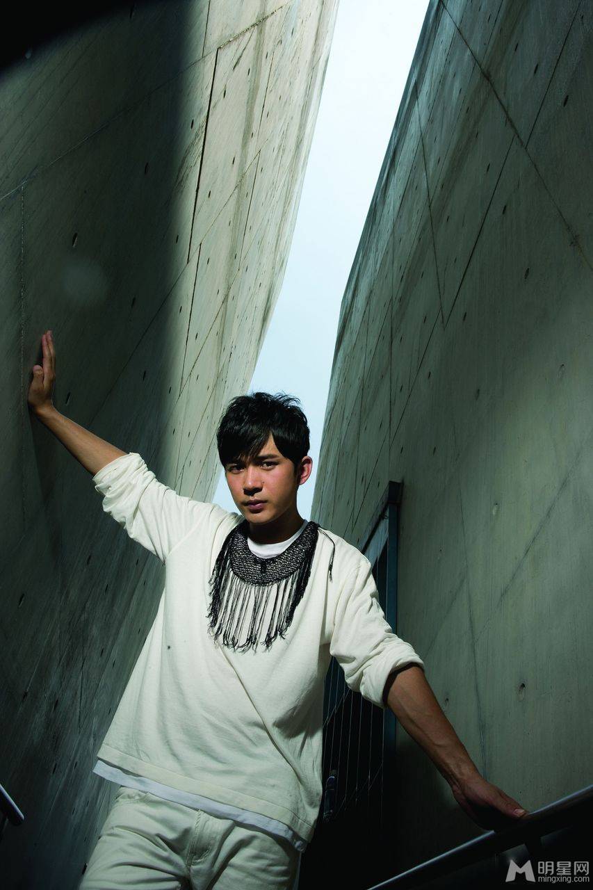 中国内地男歌手阿穆隆帅气写真