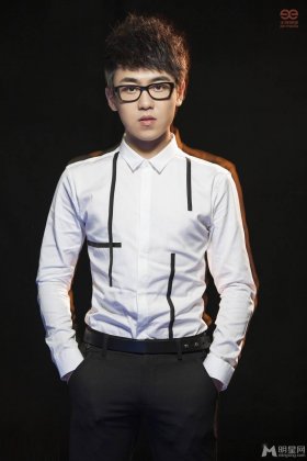 中国内地男歌手刘心尽显清新文艺范