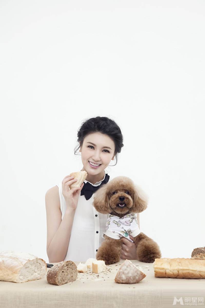 四川重庆籍女明星甘薇写真与萌宠亲密互动