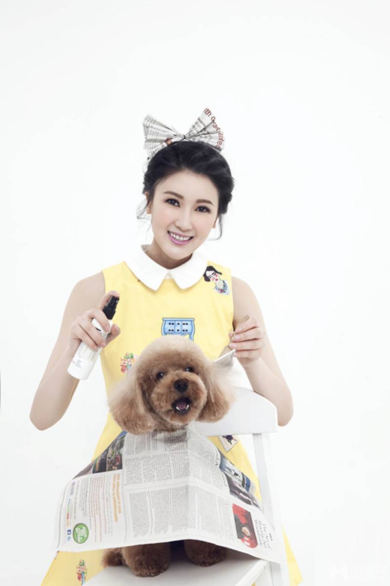 四川重庆籍女明星甘薇写真与萌宠亲密互动