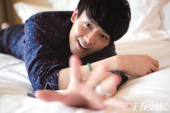 中国内地80后男明星付辛博帅气写真