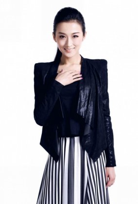 美女演员刘佳佳黑白着装尽展熟女范