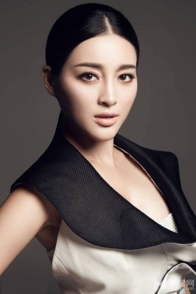 青年演员甘婷婷全新写真尽显时尚干练