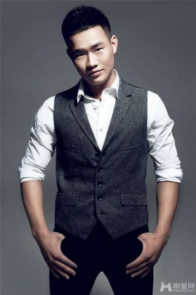 小兵张嘎演员谢孟伟冷峻帅气写真