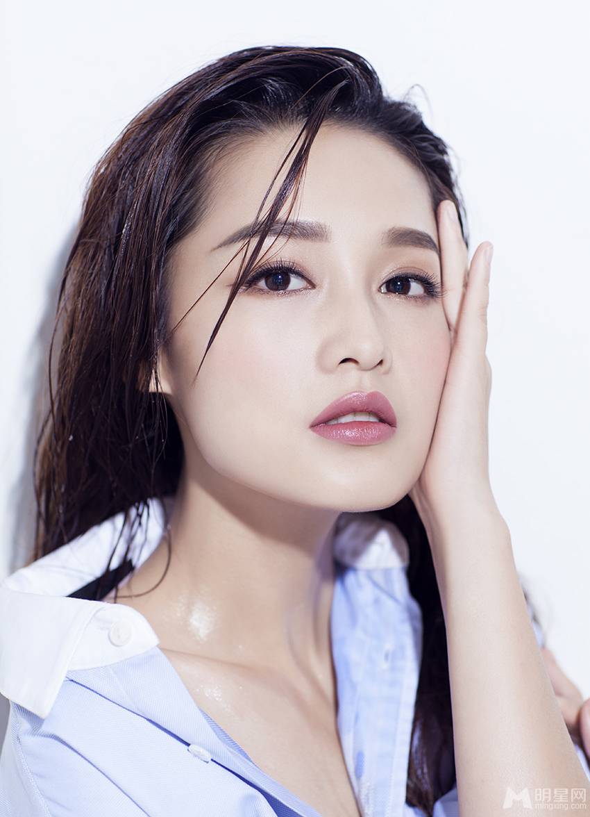影视女演员李沁性感湿身照令人垂涎