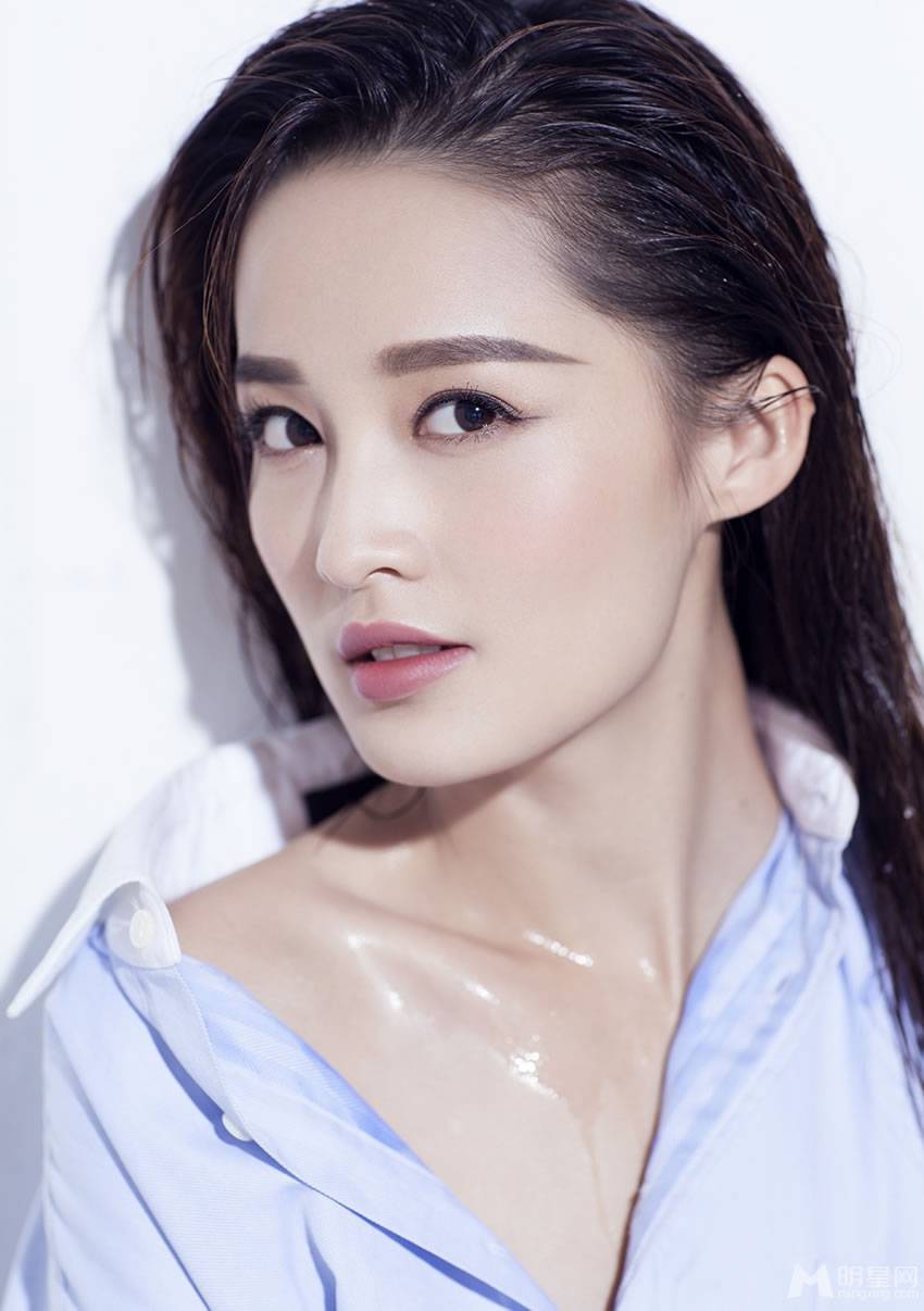 影视女演员李沁性感湿身照令人垂涎