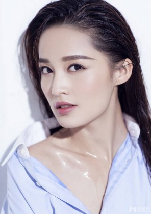 影视女演员李沁性感湿身照令人垂涎