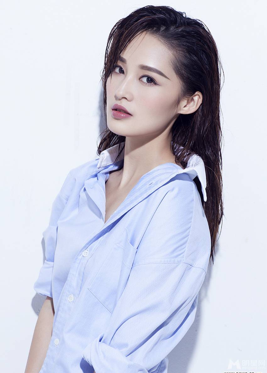 影视女演员李沁性感湿身照令人垂涎
