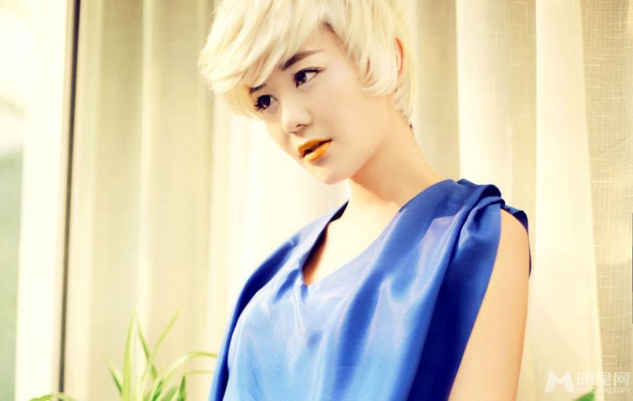 河南郑州明星海陆银发造型超吸睛